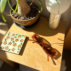 lu goldie mod sunglasses - salóme chestnut slim rectangular